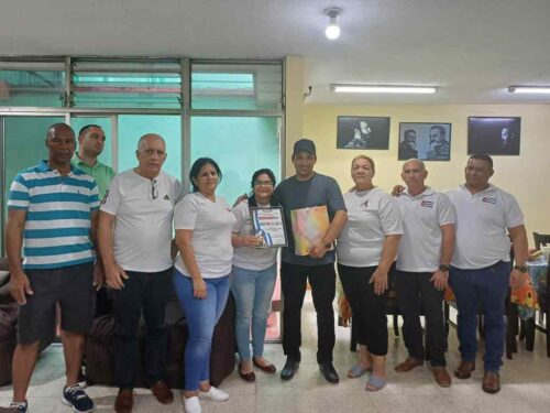 medicos-de-cuba-en-guatemala-saludan-a-prensa-latina-y-honran-a-papa