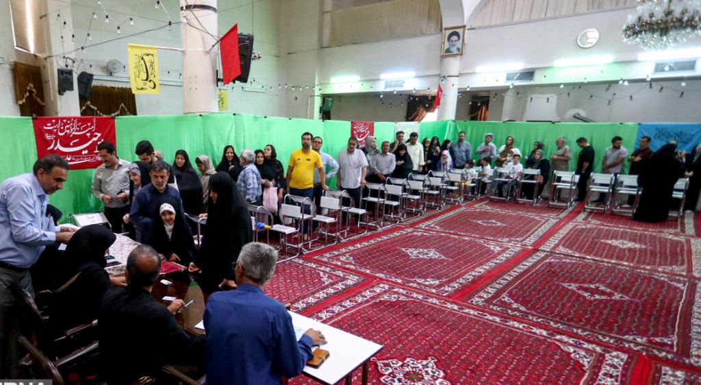 cierran-centros-electorales-en-iran-tras-una-jornada-extendida