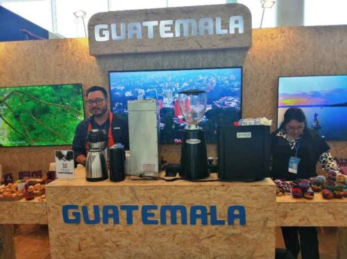 ambiente-cosmopolita-en-feria-de-turismo-en-montevideo