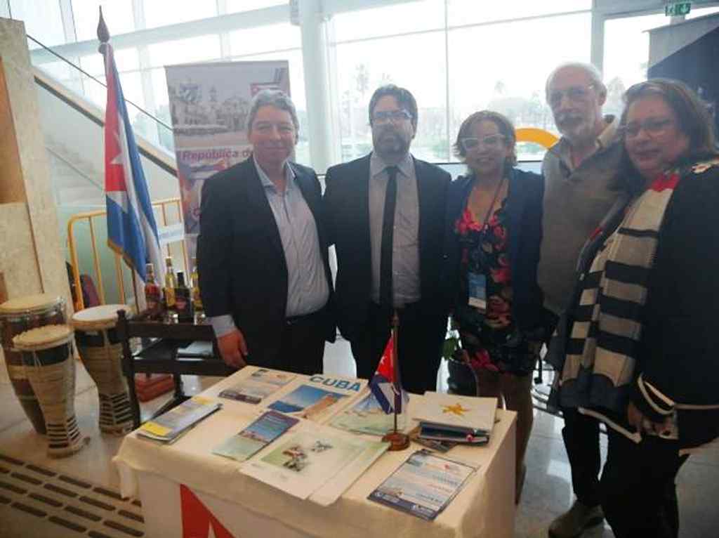 ambiente-cosmopolita-en-feria-de-turismo-en-montevideo