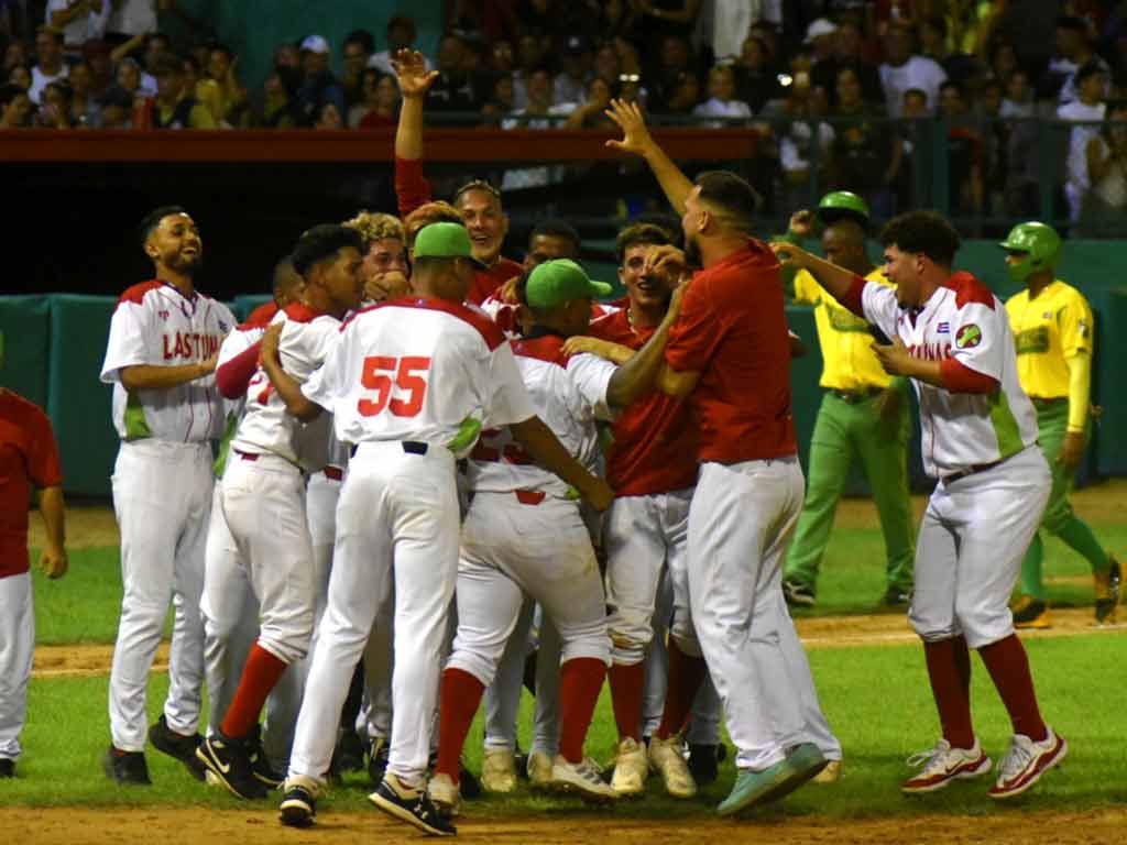 lenadores-mantienen-reinado-del-beisbol-en-cuba