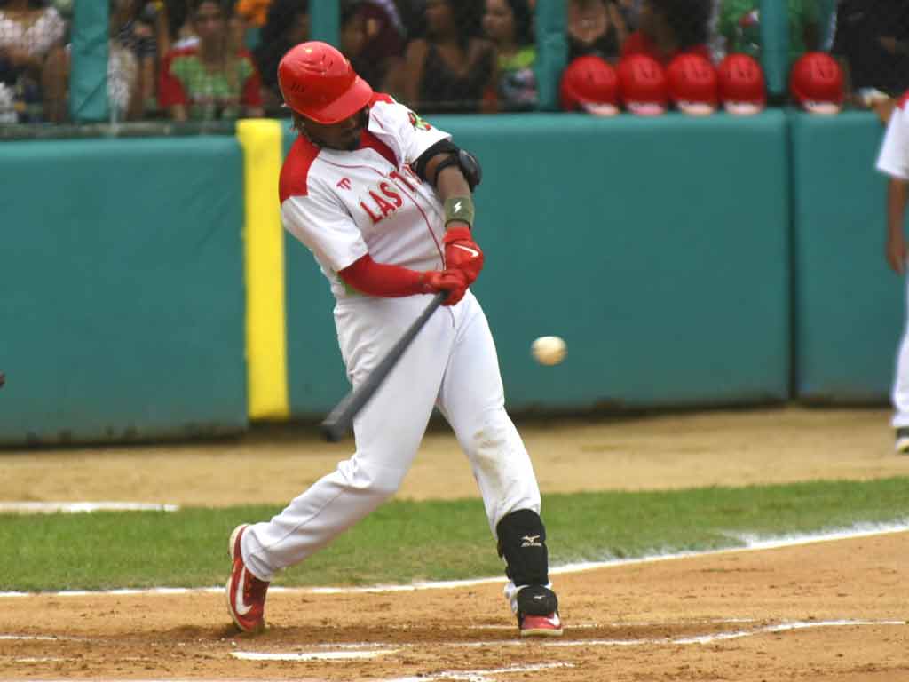 lenadores-a-un-triunfo-de-repetir-corona-en-beisbol-cubano