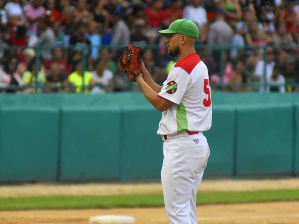 lenadores-a-un-triunfo-de-repetir-corona-en-beisbol-cubano