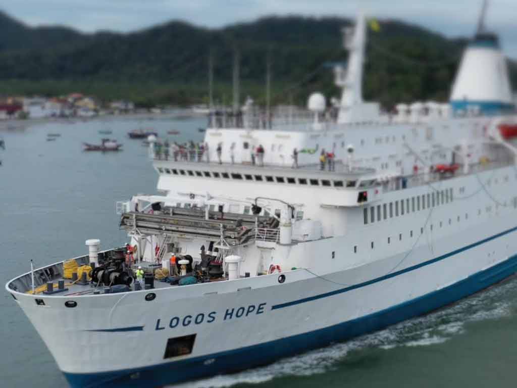 libreria-flotante-logos-hope-abrira-a-publico-de-angola