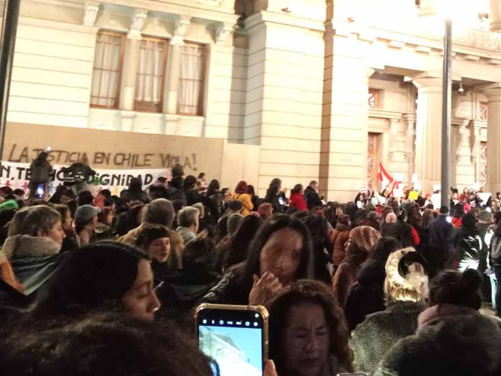 protestan-en-chile-contra-privilegios-a-acusado-de-abuso-a-menores