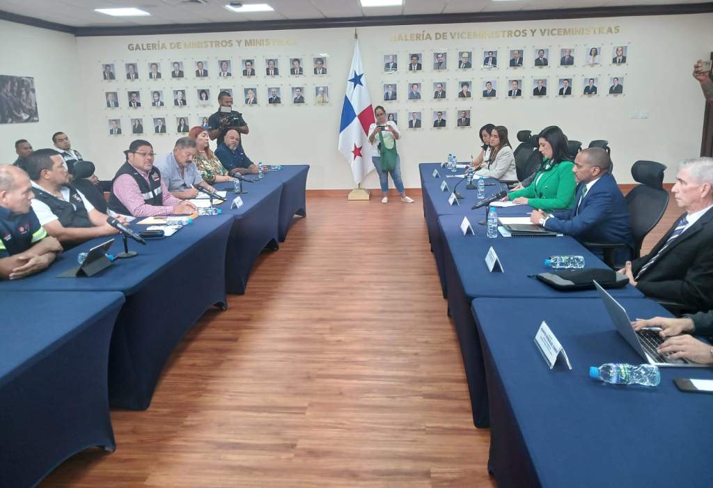ministra-de-trabajo-de-panama-atiende-reclamos-de-constructores