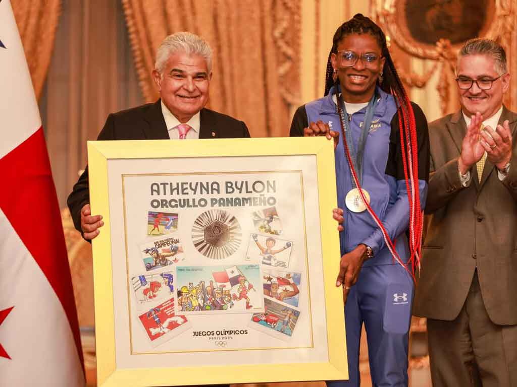 apoteosico-recibimiento-en-panama-a-boxeadora-con-plata-olimpica