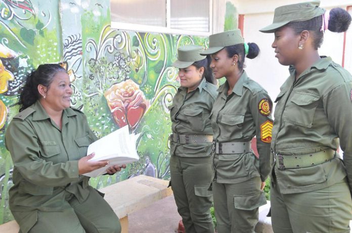 reconocen-labor-de-mujeres-en-mandos-militares-de-cuba