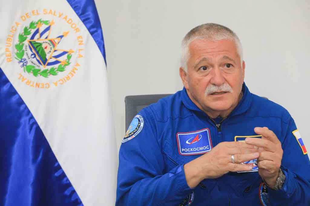 visita-el-salvador-cosmonauta-de-rusia