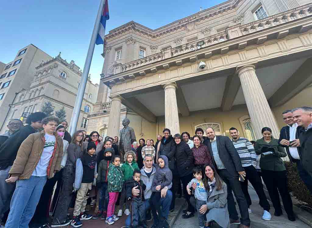 musica-poesia-y-flores-a-jose-marti-en-embajada-de-cuba-en-eeuu