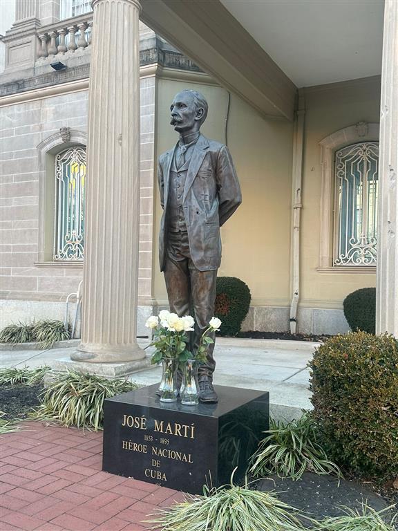 musica-poesia-y-flores-a-jose-marti-en-embajada-de-cuba-en-eeuu