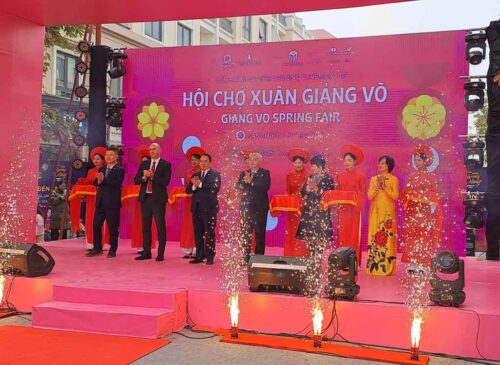 con-altas-expectativas-abre-feria-de-primavera-de-giang-vo-2025