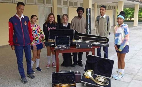 grupo-de-solidaridad-internacional-entrega-donacion-en-centro-de-cuba