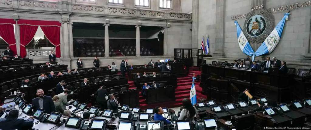 indigenas-de-guatemala-piden-anular-aumento-salarial-de-diputados