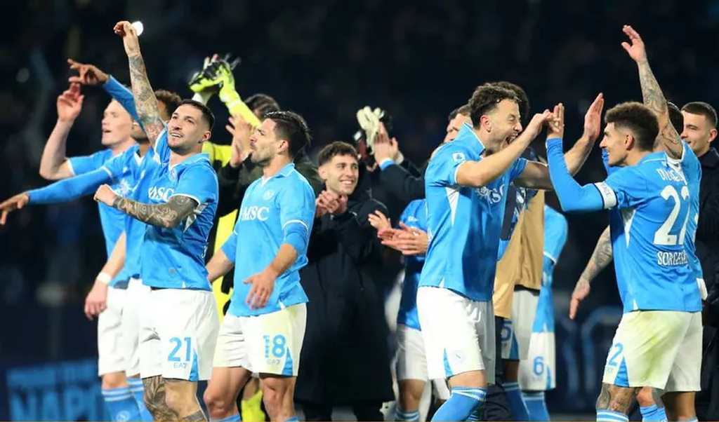 napoles-afianza-liderato-en-futbol-de-italia