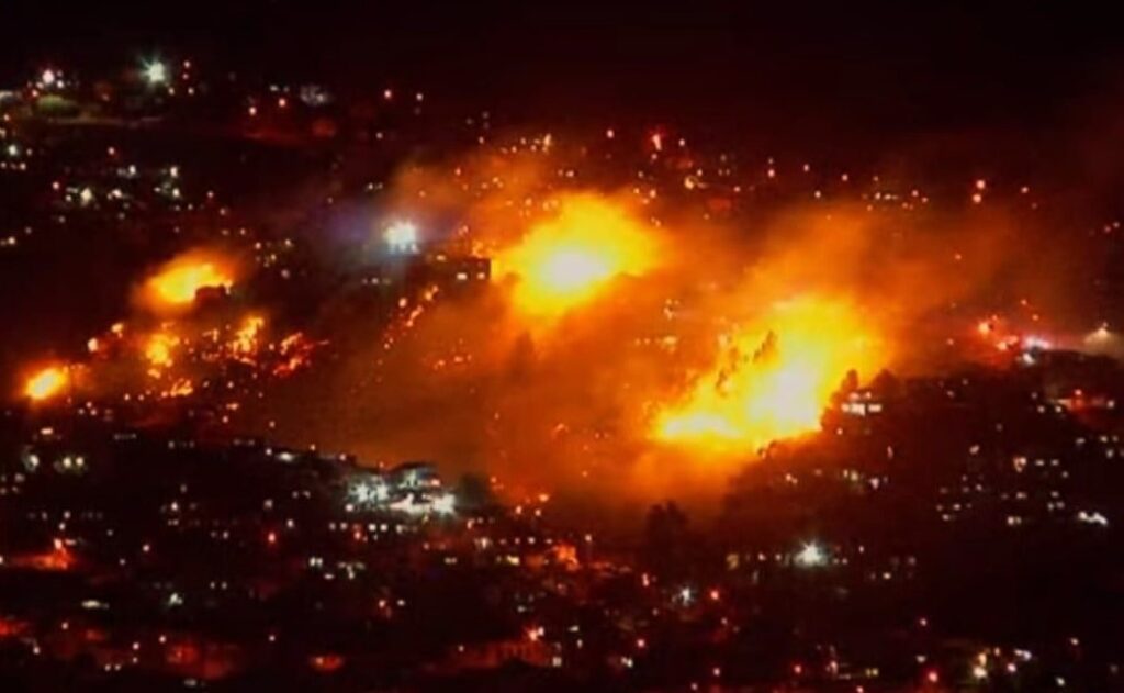 bomberos-de-chile-controlan-incendio-en-ciudad-de-valparaiso