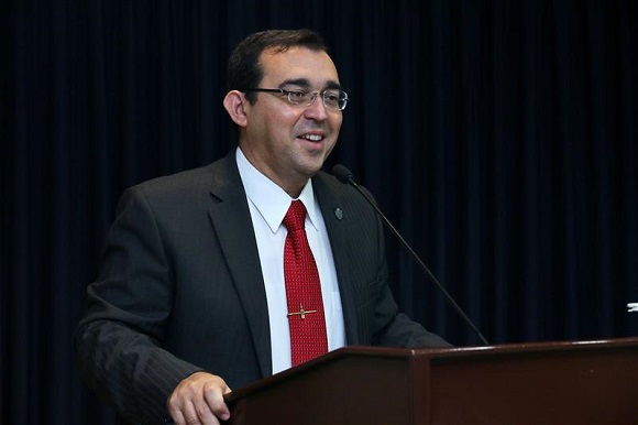 conceden-en-cuba-premio-nacional-de-derecho-a-leonardo-perez