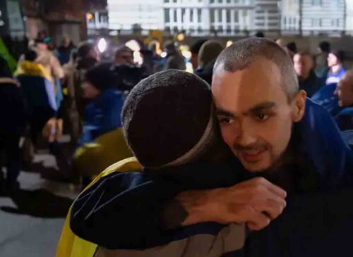 prisioneros-de-guerra-rusos-llegan-a-moscu-tras-cautiverio-en-ucrania