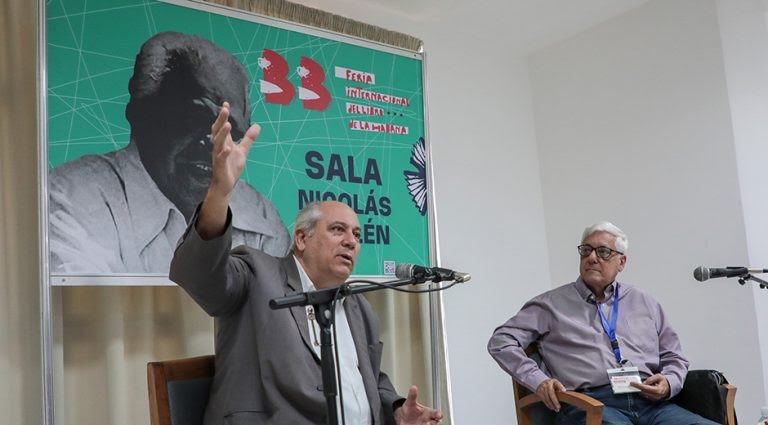 ministro-cubano-de-cultura-presenta-sus-poemas-en-feria-del-libro