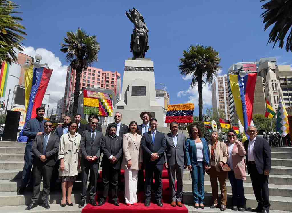 bolivia-honra-a-sucre-en-aniversario-230-de-su-natalicio