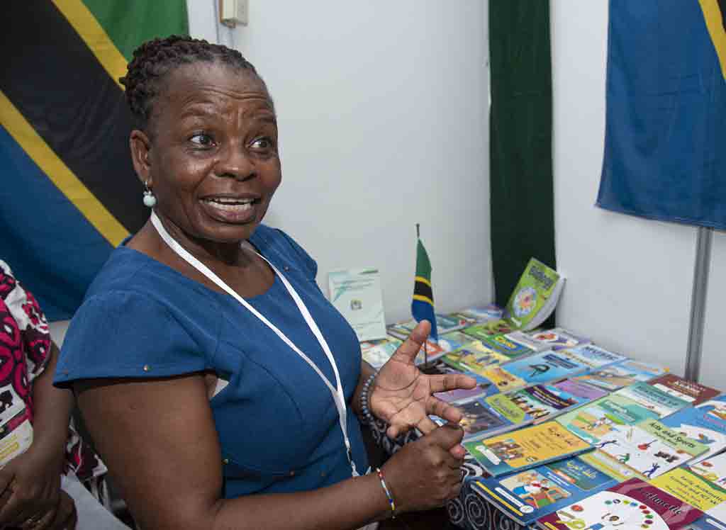 swahili-y-libros-educativos-de-tanzania-en-feria-de-la-habana