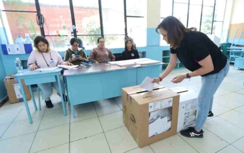 culmina-la-votacion-en-ecuador-comienza-el-conteo-de-papeletas