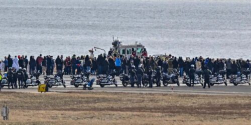 familiares-visitan-lugar-de-tragedia-aerea-en-capital-de-eeuu