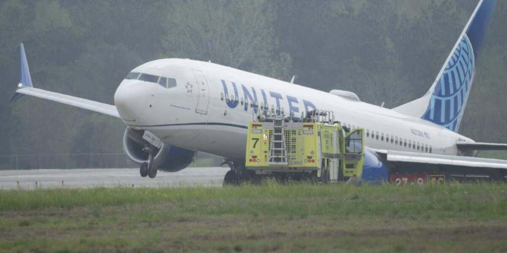 evacuan-pasajeros-de-avion-de-united-airlines-por-problema-en-motor
