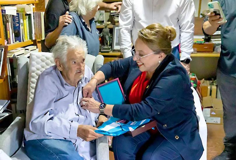 presidenta-de-honduras-condecora-a-exmandatario-jose-mujica