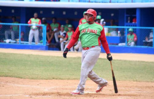 lenadores-barren-y-quedan-solos-en-la-cima-de-liga-beisbolera-cubana