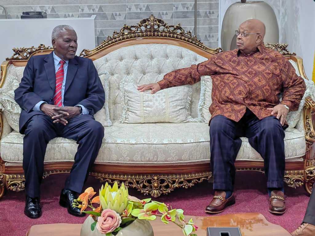 lider-del-parlamento-de-cuba-llega-en-visita-oficial-a-zimbabwe