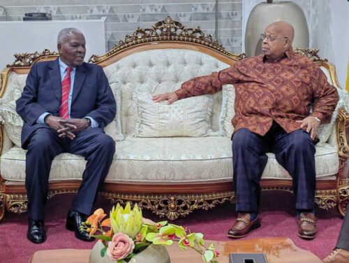 lider-del-parlamento-de-cuba-llega-en-visita-oficial-a-zimbabwe