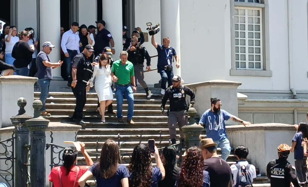 policias-ticos-escoltan-a-directora-docente-ante-protesta-estudiantil
