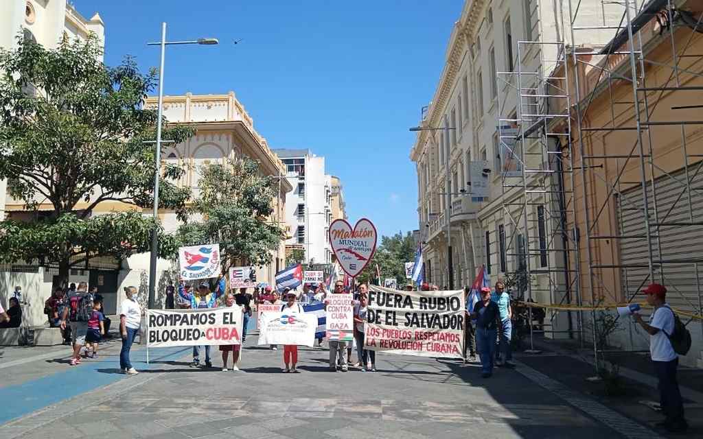 salvadorenos-defienden-a-cuba-ante-agresion-de-estados-unidos