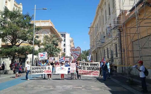 salvadorenos-defienden-a-cuba-ante-agresion-de-estados-unidos