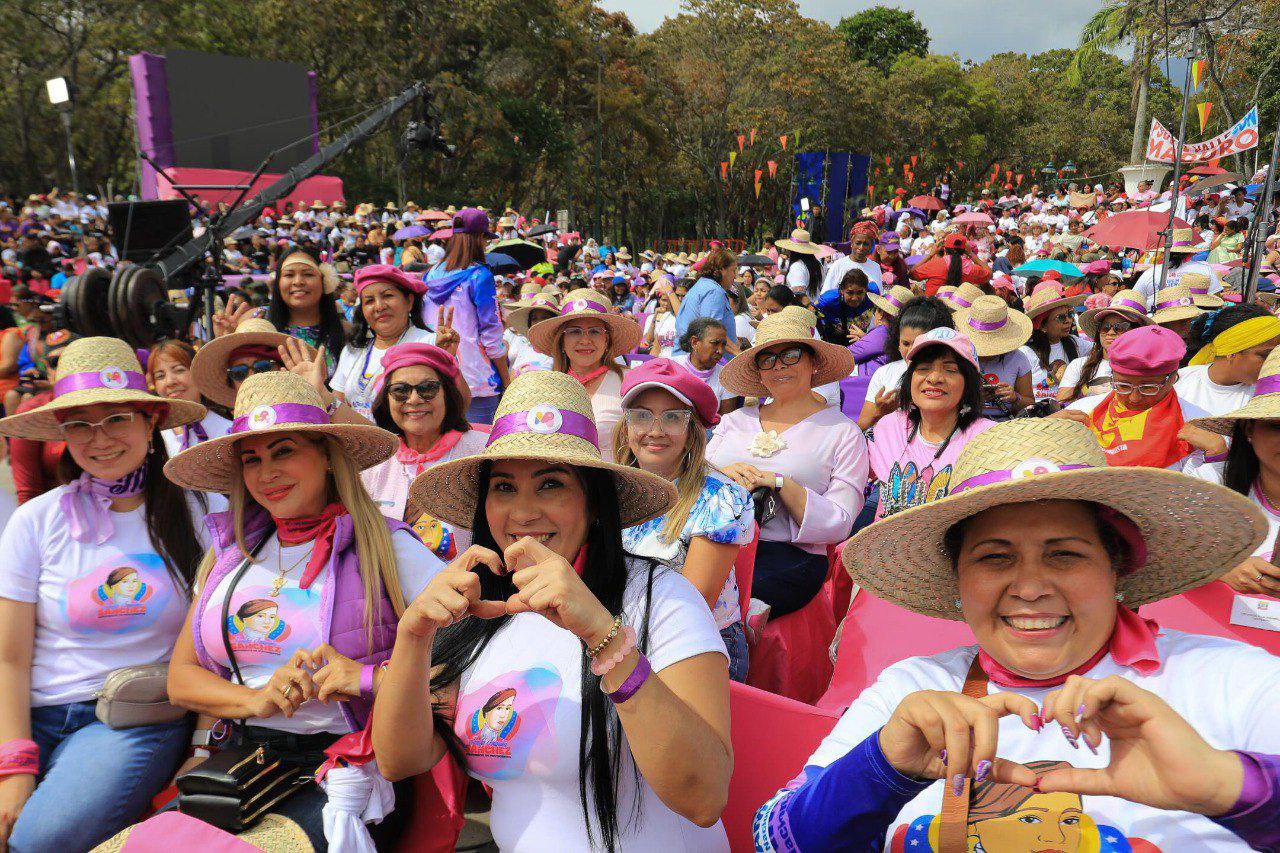 maduro-llama-a-educar-y-forjar-nuevo-liderazgo-femenino-en-venezuela