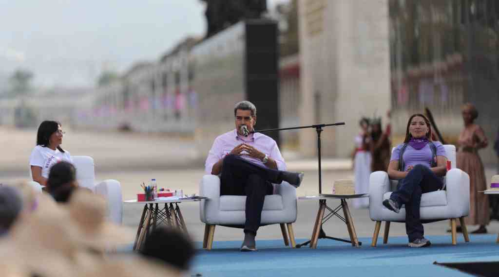 maduro-llama-a-educar-y-forjar-nuevo-liderazgo-femenino-en-venezuela