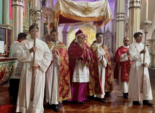 arrastre-de-caudas-un-ritual-catolico-unico-que-persiste-en-ecuador