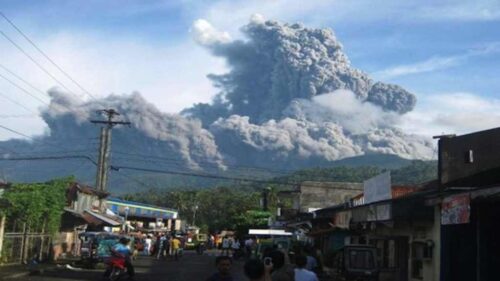 entra-en-erupcion-en-este-de-filipinas-el-volcan-bulusan