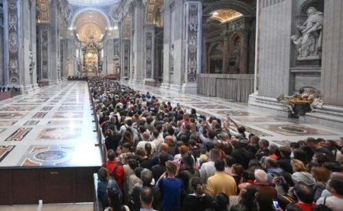 presidente-argentino-criticado-por-llegar-tarde-a-despedida-del-papa