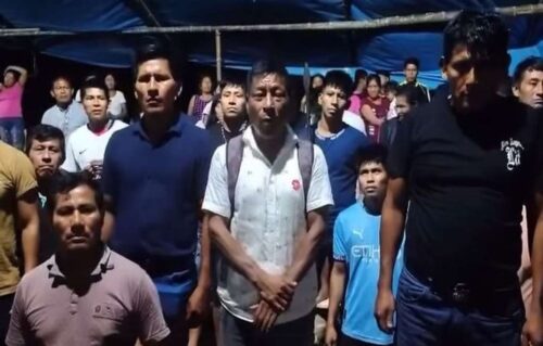 funcionarios-oretenidos-por-nativos-amazonicos-en-peru