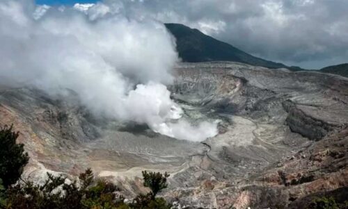 volcan-tico-poas-continua-erupciones-con-fuertes-movimientos-internos