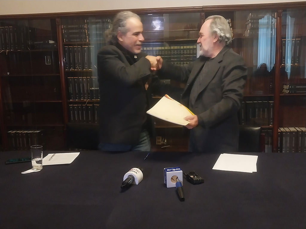 Participantes del convenio posan para una foto grupal.