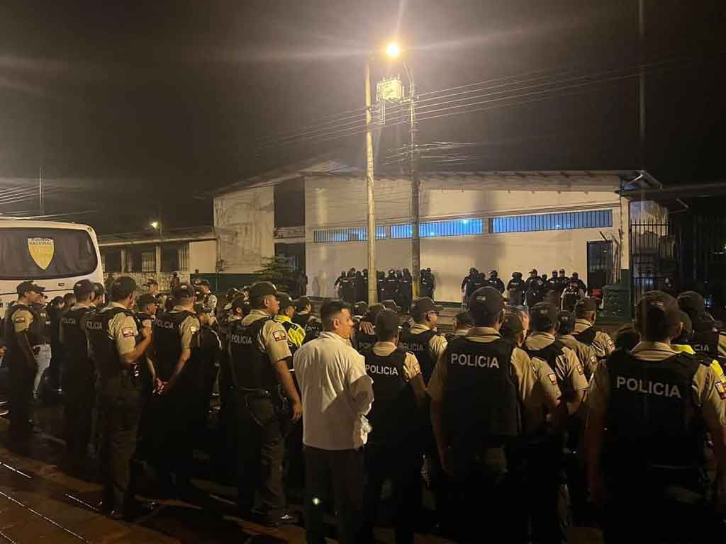 indigenas-de-ecuador-denuncian-desalojo-en-sede-de-la-amazonia