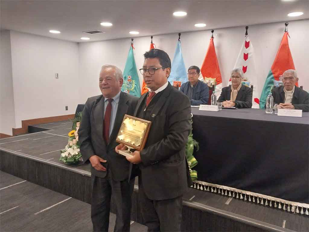 legisladores-de-bolivia-honran-a-instituto-en-aniversario-50