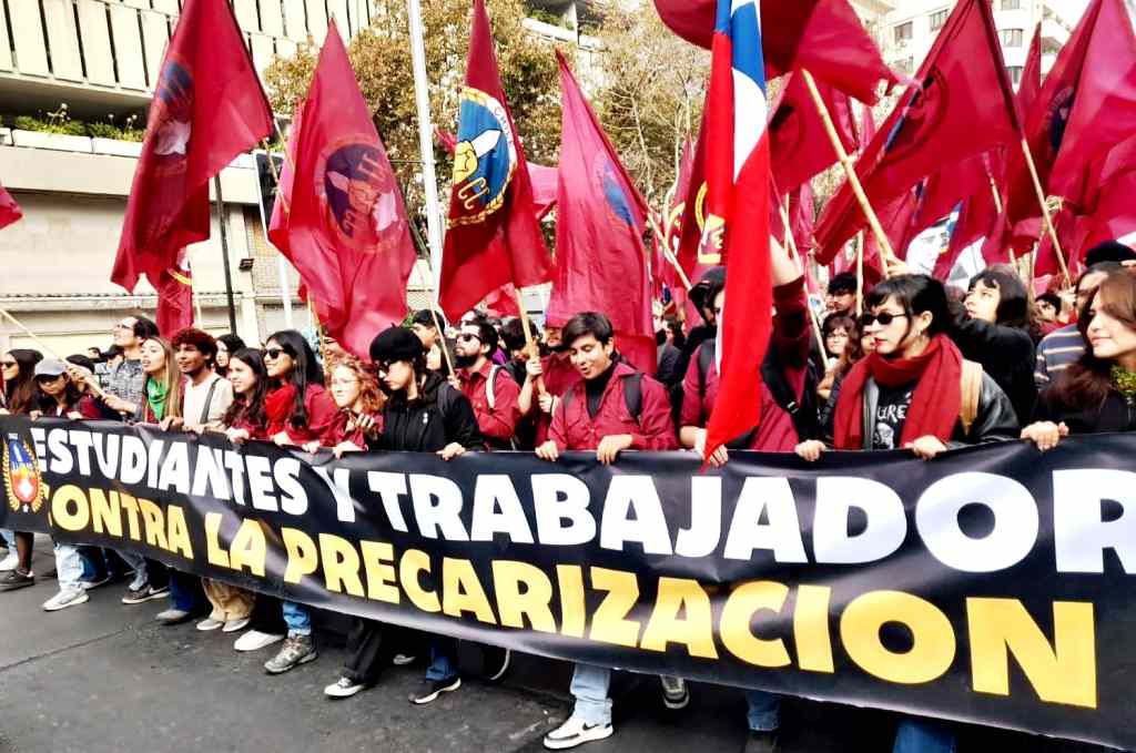 marcha-masiva-en-santiago-de-chile-en-el-dia-de-los-trabajadores
