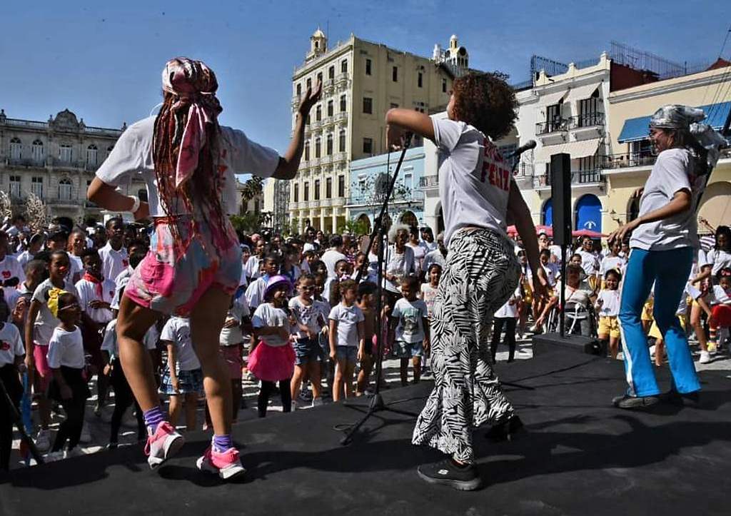 cuba-encuentro-de-arte-reparte-amor-para-corazones-felices