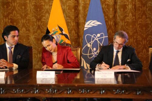 ecuador-firma-acuerdo-para-construir-planta-energetica-nuclear