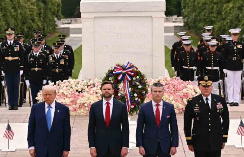 trump-rinde-tributo-en-cementerio-de-arlington-en-dia-de-los-caidos