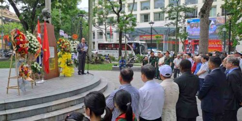 mision-estatal-de-cuba-en-vietnam-honra-a-ho-chi-minh-y-jose-marti